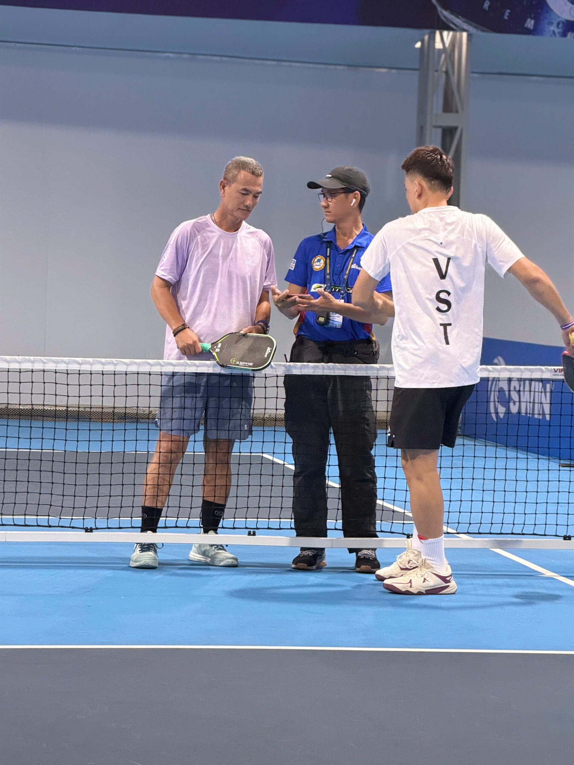 HLV hướng dẫn nhóm người chơi Pickleball trên sân tại TP.HCM
