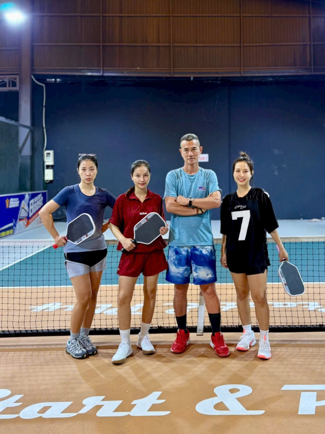 Nhóm người chơi Pickleball tập luyện cùng HLV trên sân
