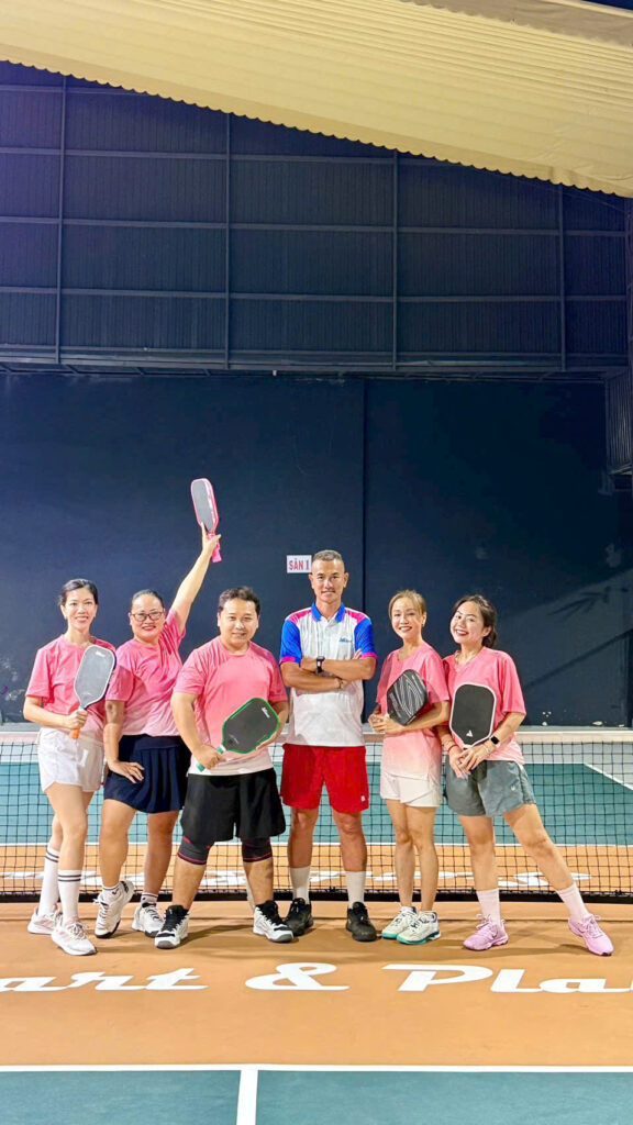 Nhóm học viên Pickleball tập luyện cùng HLV Phan Hoàng Kiệt