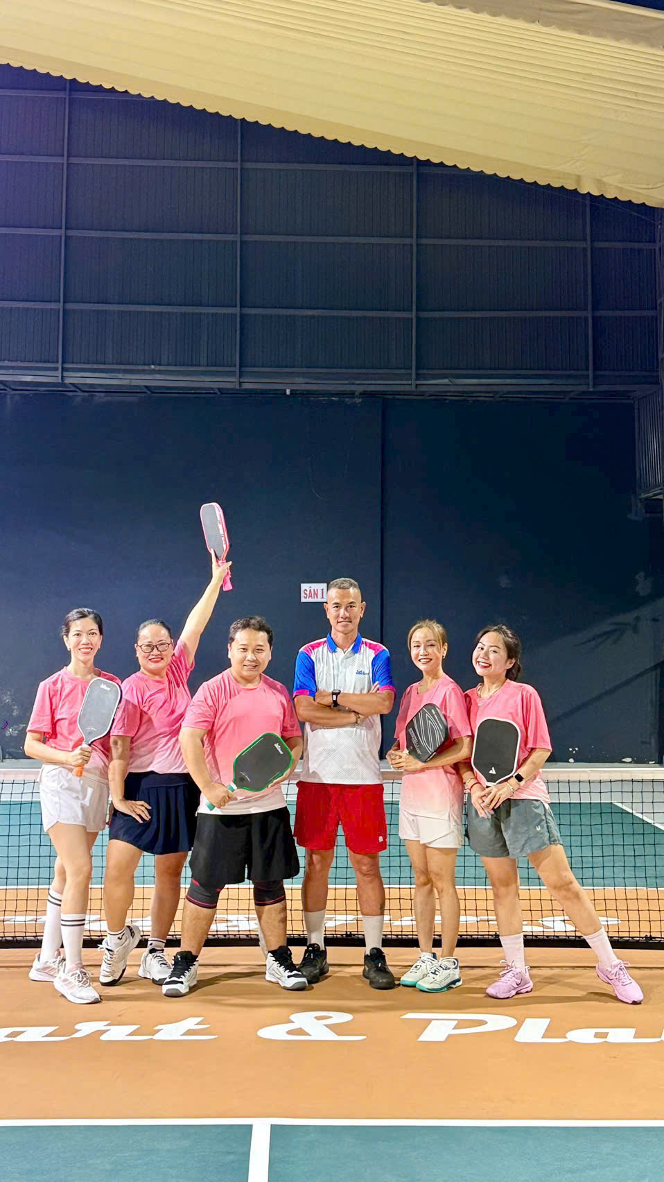 Nhóm học viên tập Pickleball cùng HLV trên sân