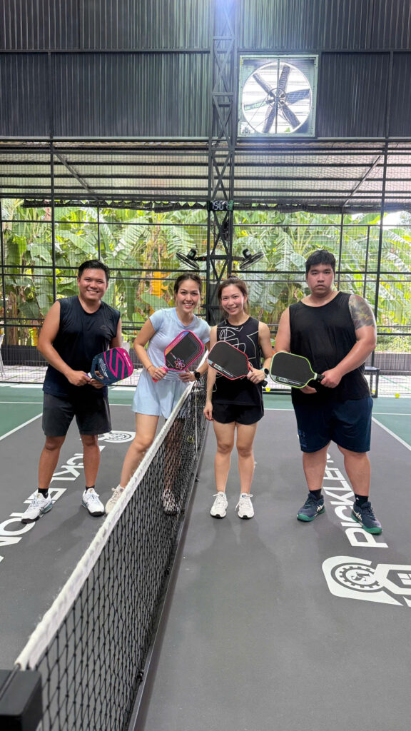 Nhóm người chơi Pickleball thực hiện bài tập kỹ thuật trên sân
