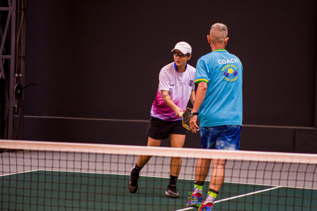 Người chơi tập kỹ thuật Pickleball trên sân