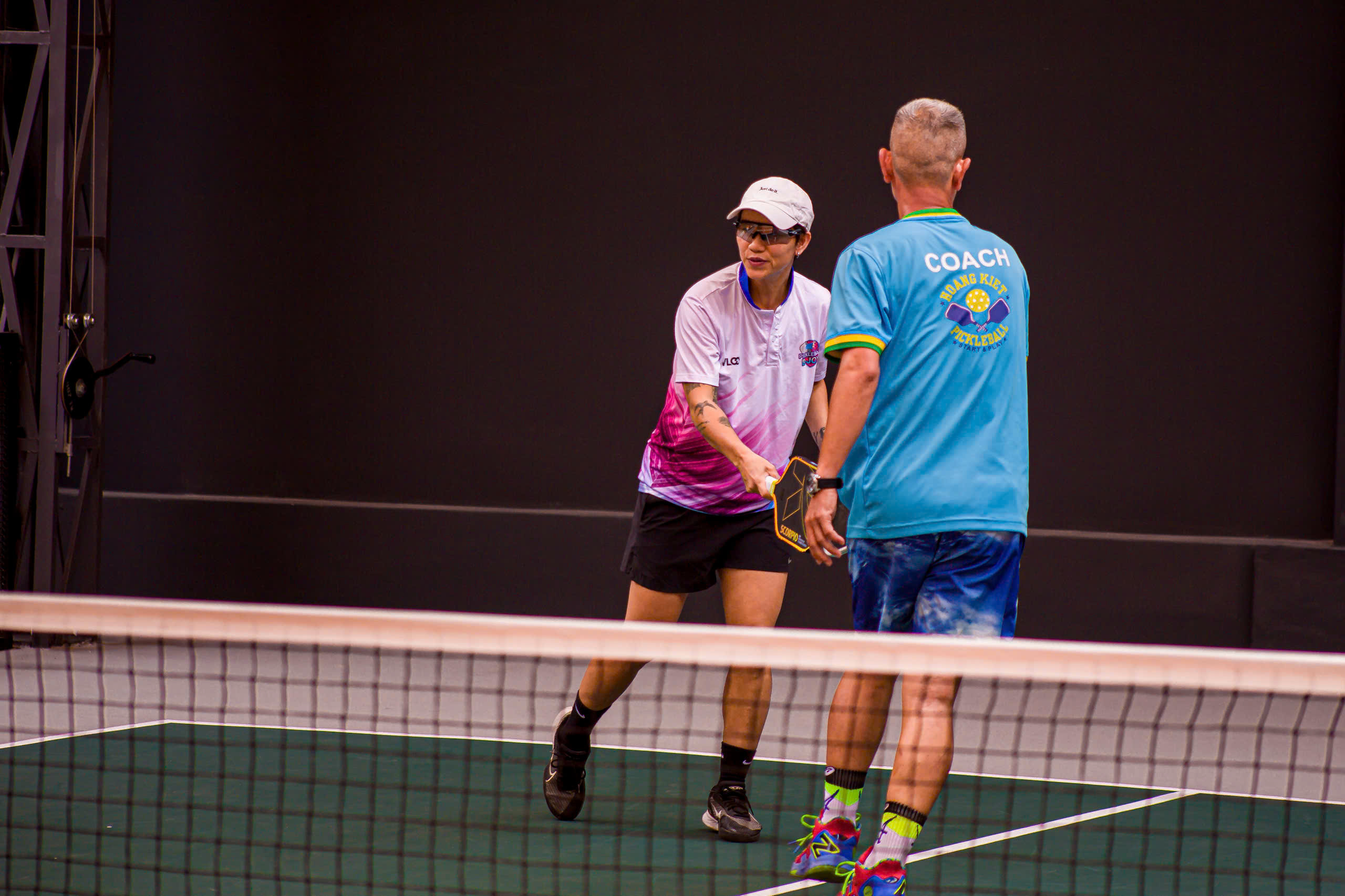 Người chơi tập kỹ thuật Pickleball trên sân
