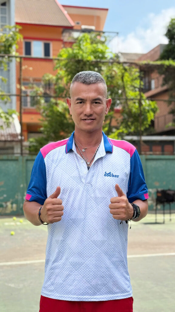 Huấn luyện viên hướng dẫn kỹ thuật Tennis trên sân