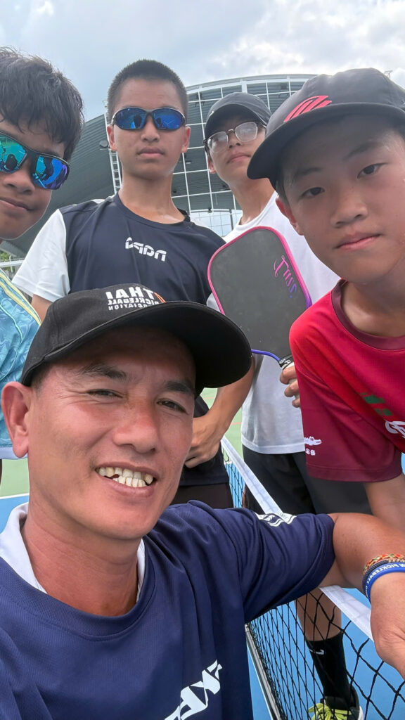 Nhóm học viên luyện tập kỹ thuật Tennis