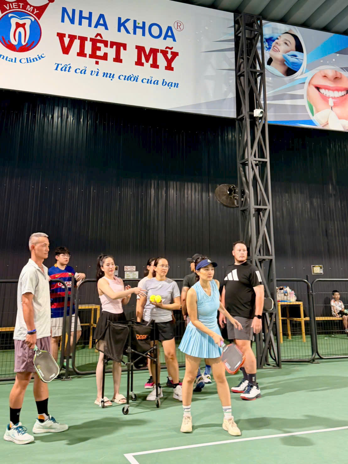 Nhóm học viên Pickleball tập kỹ thuật trong lúc HLV quan sát và nhận xét