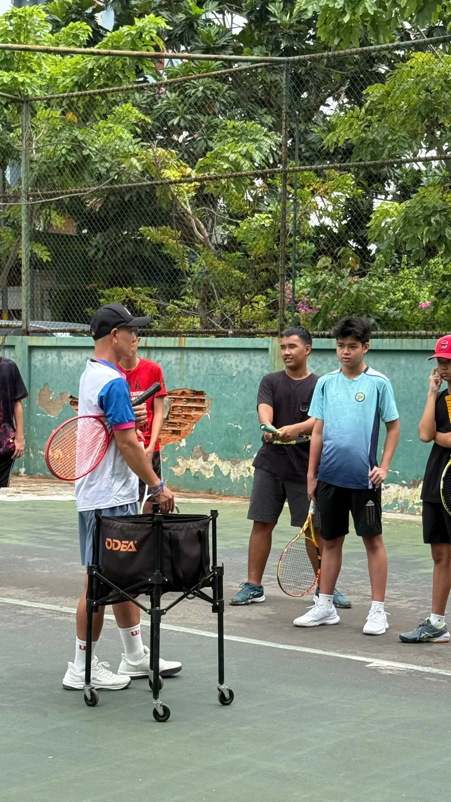HLV hướng dẫn kỹ thuật cho lớp tennis ghép nhóm tại TP.HCM