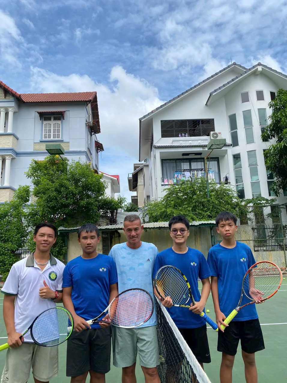 Nhóm học viên tennis tập luyện cùng HLV Phan Hoàng Kiệt